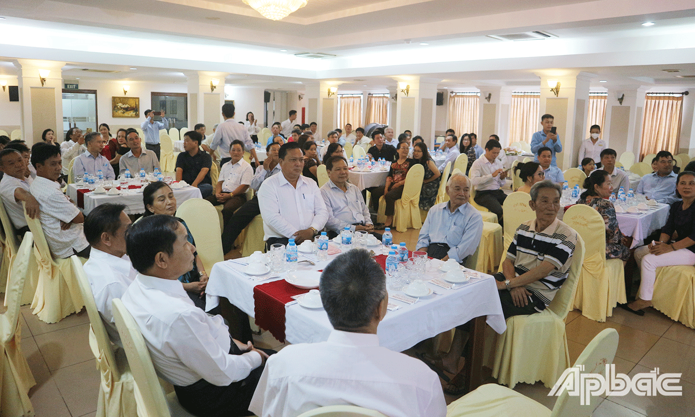 Tham dự có lãnh đạo sở, ngành tỉnh, cùng những người con quê hương Nghệ An, Hà Tĩnh đang sinh sống và làm việc tại Tiền Giang và các tỉnh, thành lân cận.
