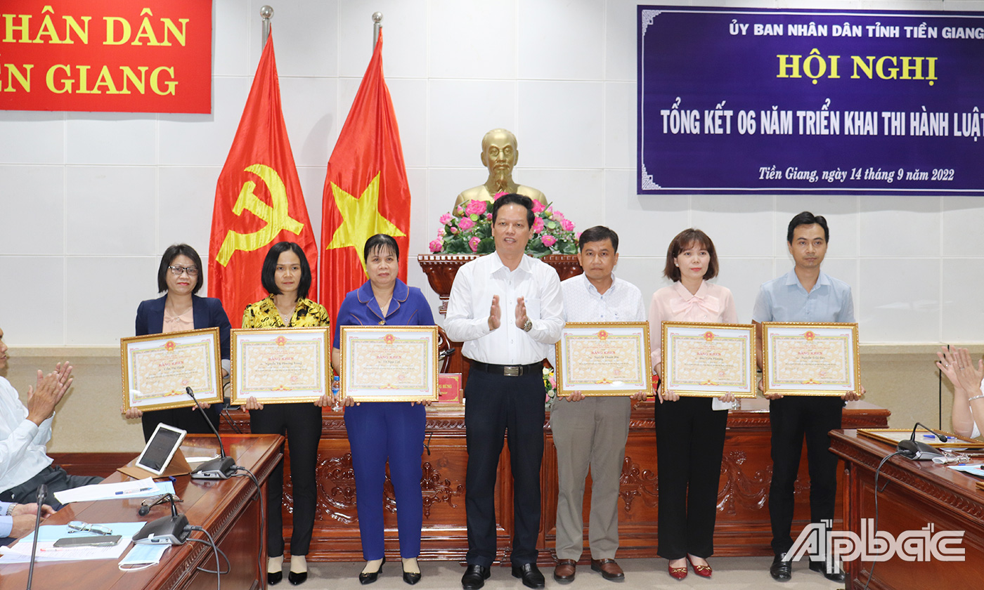 Đồng chí Nguyễn Thành Diệu, Tỉnh ủy viên, Phó Chủ tịch UBND tỉnh Tiền Giang trao Bằng khen cho các tập thể, cá nhân có thành tích xuất sắc trong thi hành Luật Hộ tịch trong 6 năm qua.
