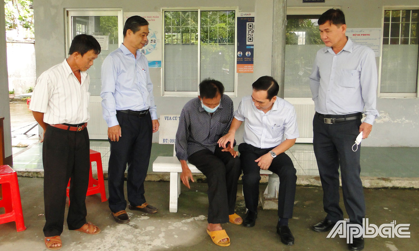 ại Trạm Y tế xã Tân Phú, Phó Giám đốc Sở Y tế Nguyễn Hữu Diệp (thứ 2 bên trái), BS Bùi Mạnh Hà(thứ 2 bên phải), BS Võ Thanh Nhơn(bìa phải), Phó Giám đốc CDC hỏi thăm tình hình sức khỏe bệnh nhân phong. 
