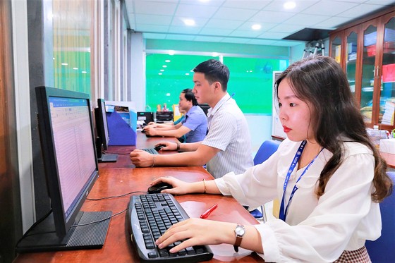 Cán bộ kỹ thuật Trường ĐH Công nghiệp Thực phẩm TPHCM trực xử lý dữ liệu để thực hiện quy trình xét tuyển và lọc ảo.
