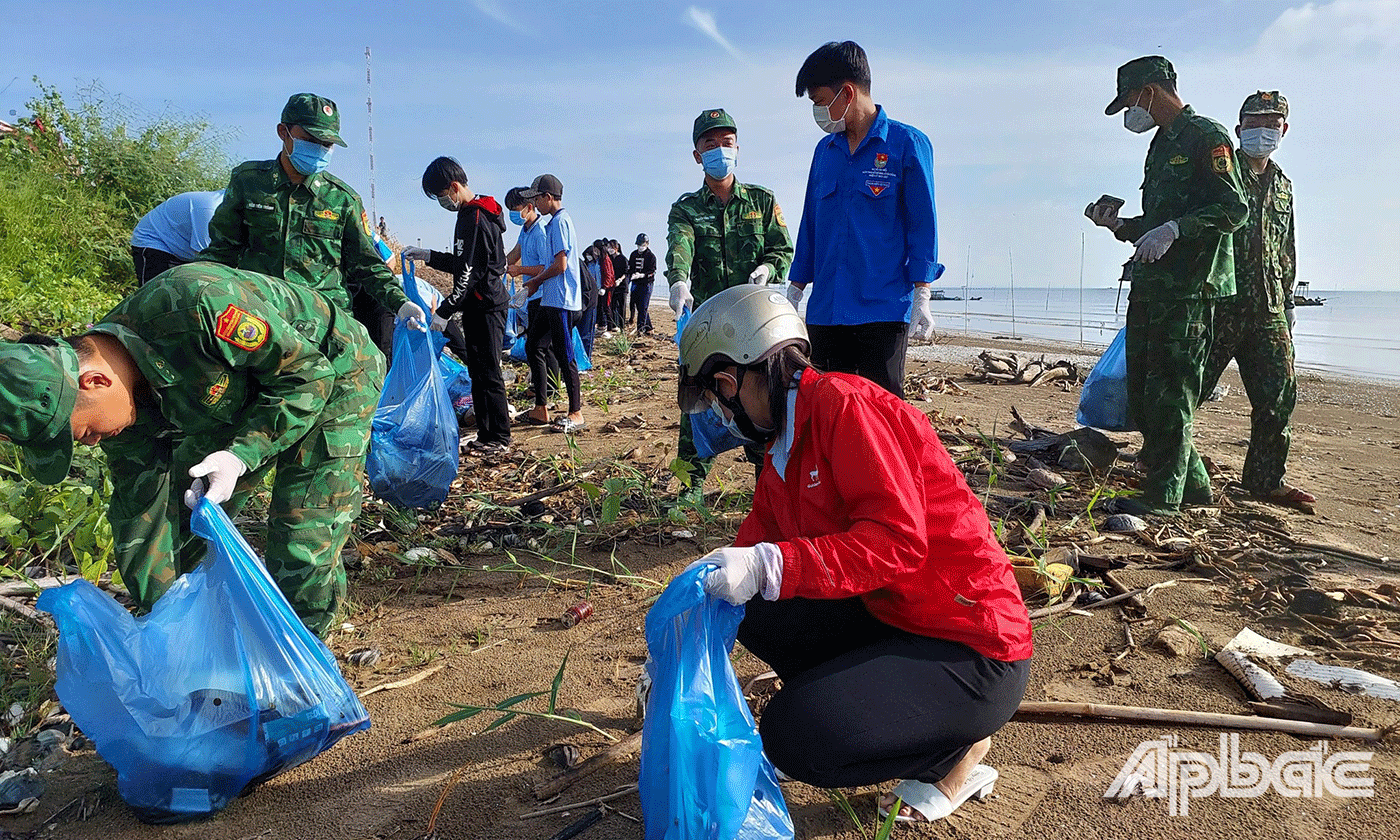 Huyện Đoàn - Ủy ban Hội LHTN Việt Nam huyện đã phối hợp Đoàn Thanh niên xã Tân Thành, Chi đoàn Đồn Biên phòng Tân Thành ra quân thu gom rác thải tại khu vực đê biển Tân Thành.