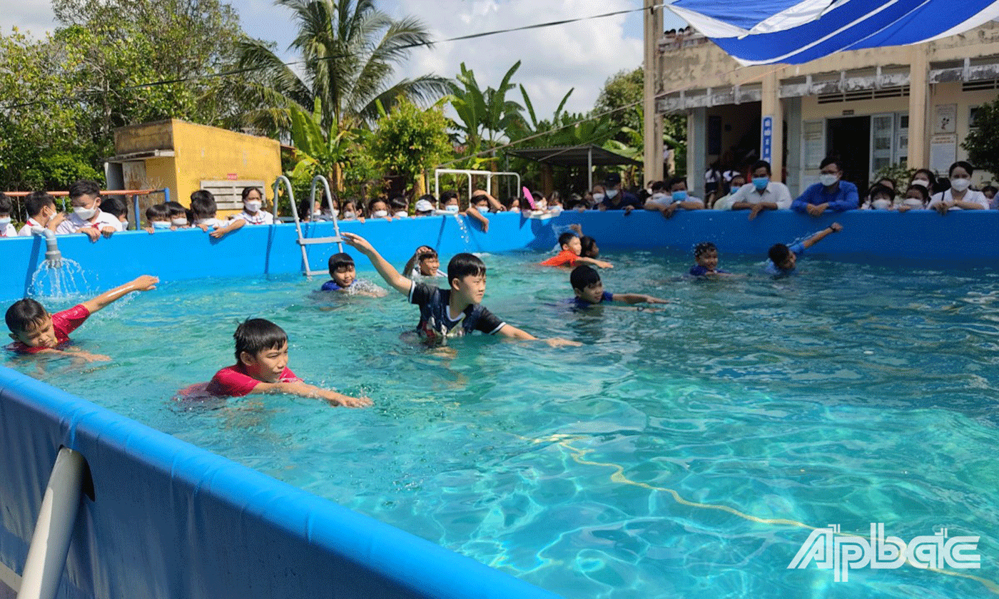 Các em thiếu nhi thích thú khi được tham gia bơi lội tại Hồ bơi di động