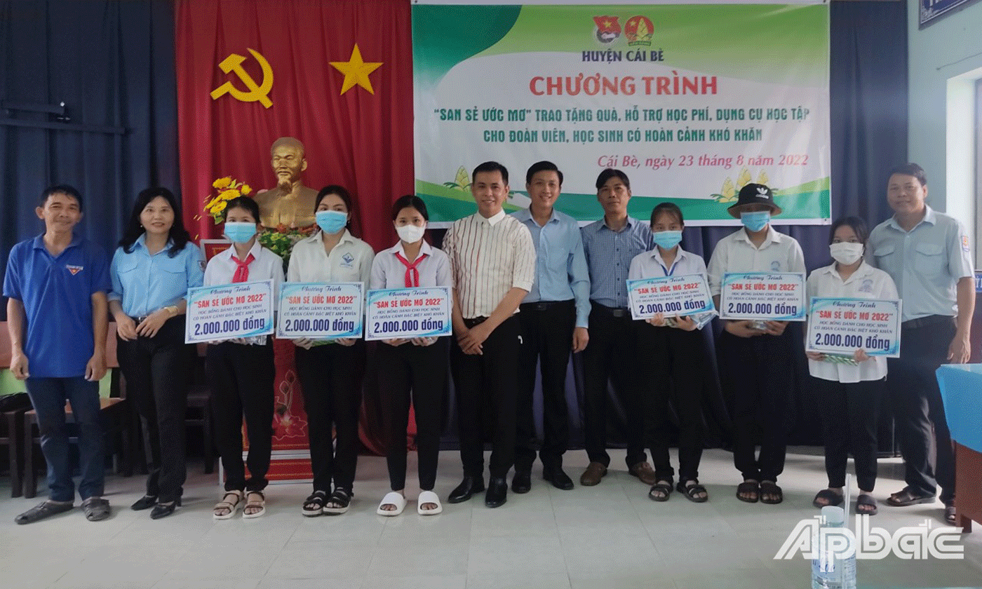 Công trình “Vì đàn em thân yêu” trao tặng quà cho học sinh có hoàn cảnh khó khăn