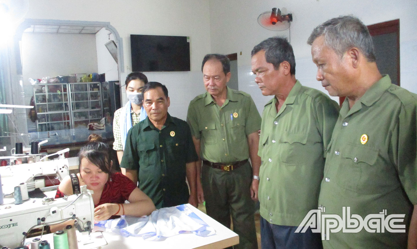 Cơ sở may gia công quần áo, khăn choàng của cựu chiến binh Trương Minh Đằng (thứ 4 từ phải qua) ở ấp 6,  xã Mỹ Thành Nam.