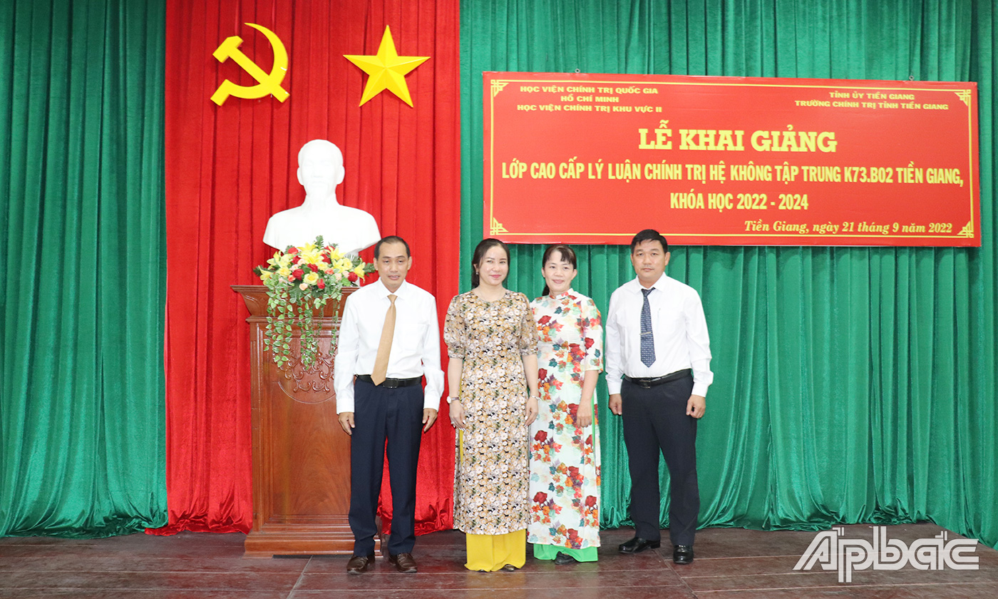 Ra mắt ban cán sự lớp.