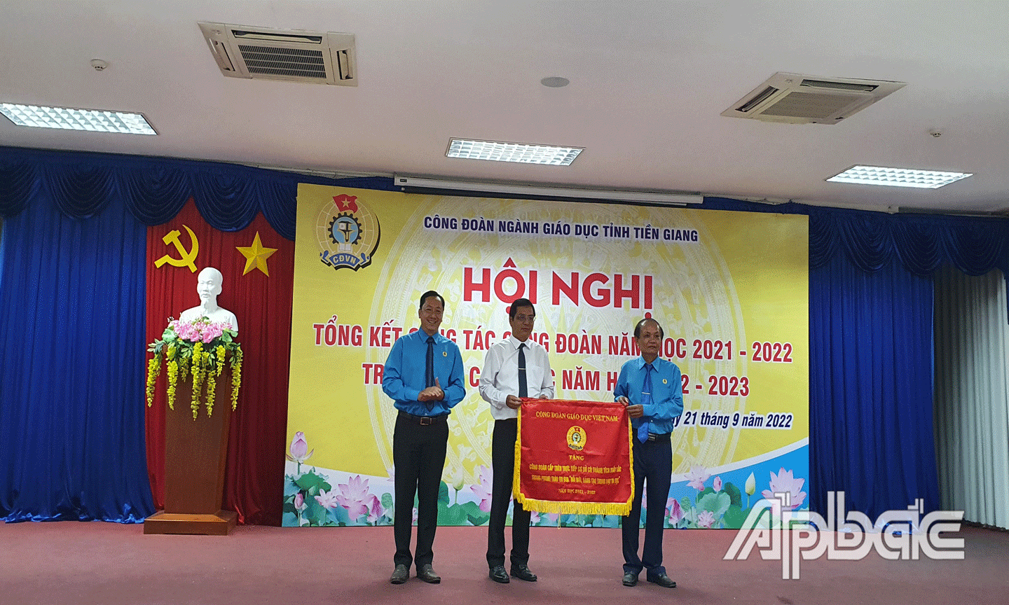 Tặng cờ thi đua của Công đoàn giáo dục Việt Nam cho Công đoàn ngành giáo dục tỉnh Tiền Giang vì có thành tích xuất sắc trong phong trào thi đua 