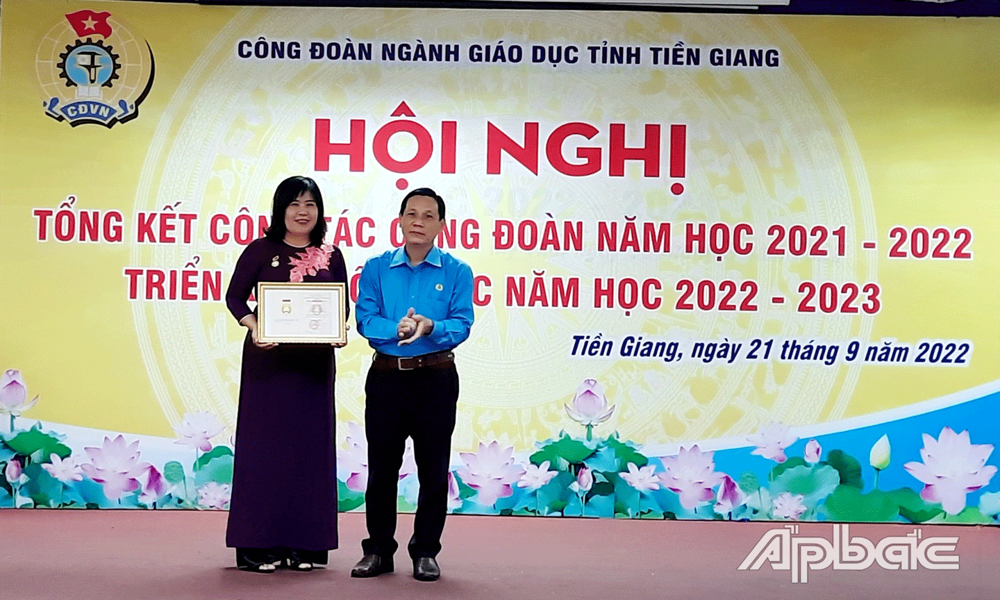 Chủ tịch Liên đoàn Lao động tỉnh Tiền Giang Lê Minh Hùng trao Bằng Lao động sáng tạo của Bna Chấp hành Liên đoàn lao động Việt Nam cho Tiến sĩ Lê Thị Loan, Phó Trưởng phòng Giáo dục Trung học - Giáo dục Thường xuyên (Sở GD-ĐT).