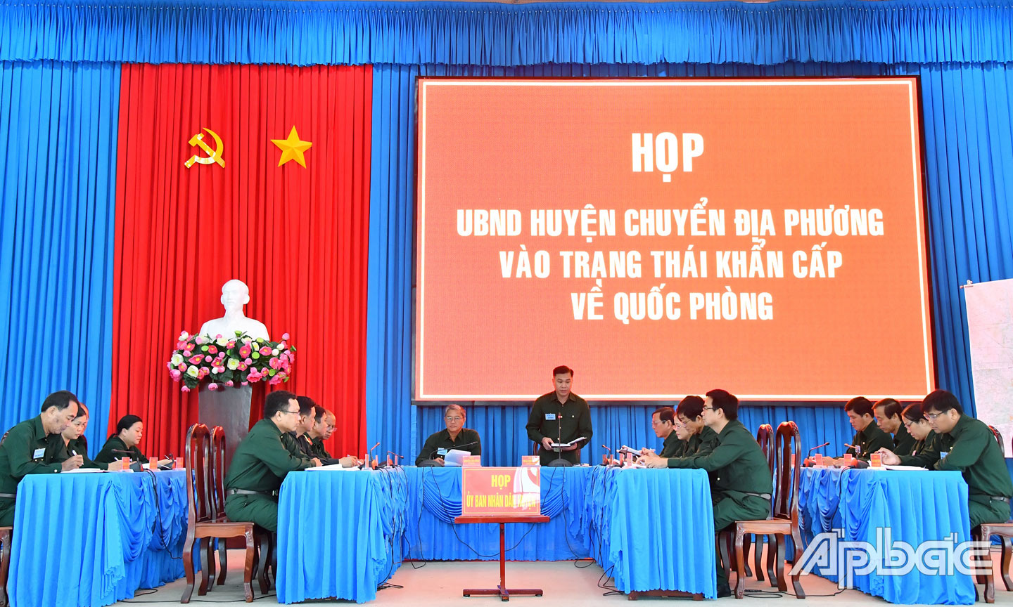 Cuộc họp UBND huyện chuyển địa phương vào trạng thái khẩn cấp về quốc phòng.