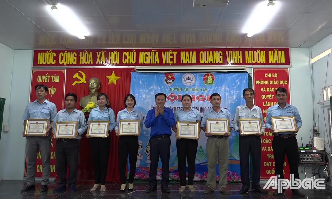  Trao Bằng khen của UBND huyện Gò Công Tây cho tập thể, cá nhân 