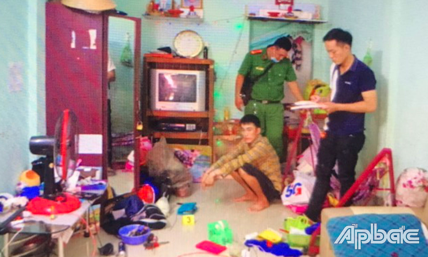  Lực lượng Công an khám xét nơi ở của Tiên.