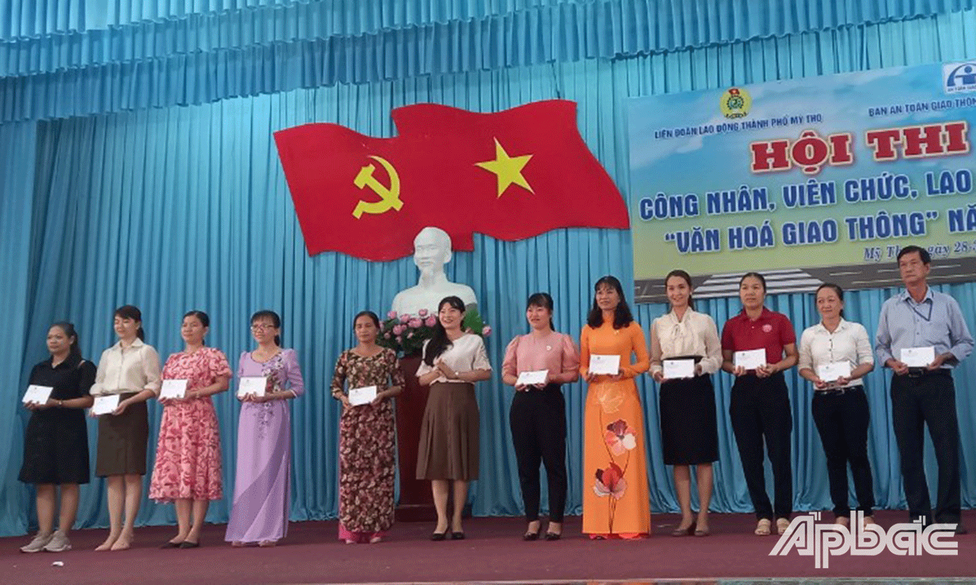 Ban tổ chức Hội thi khen thưởng cho các đội đoạt giải