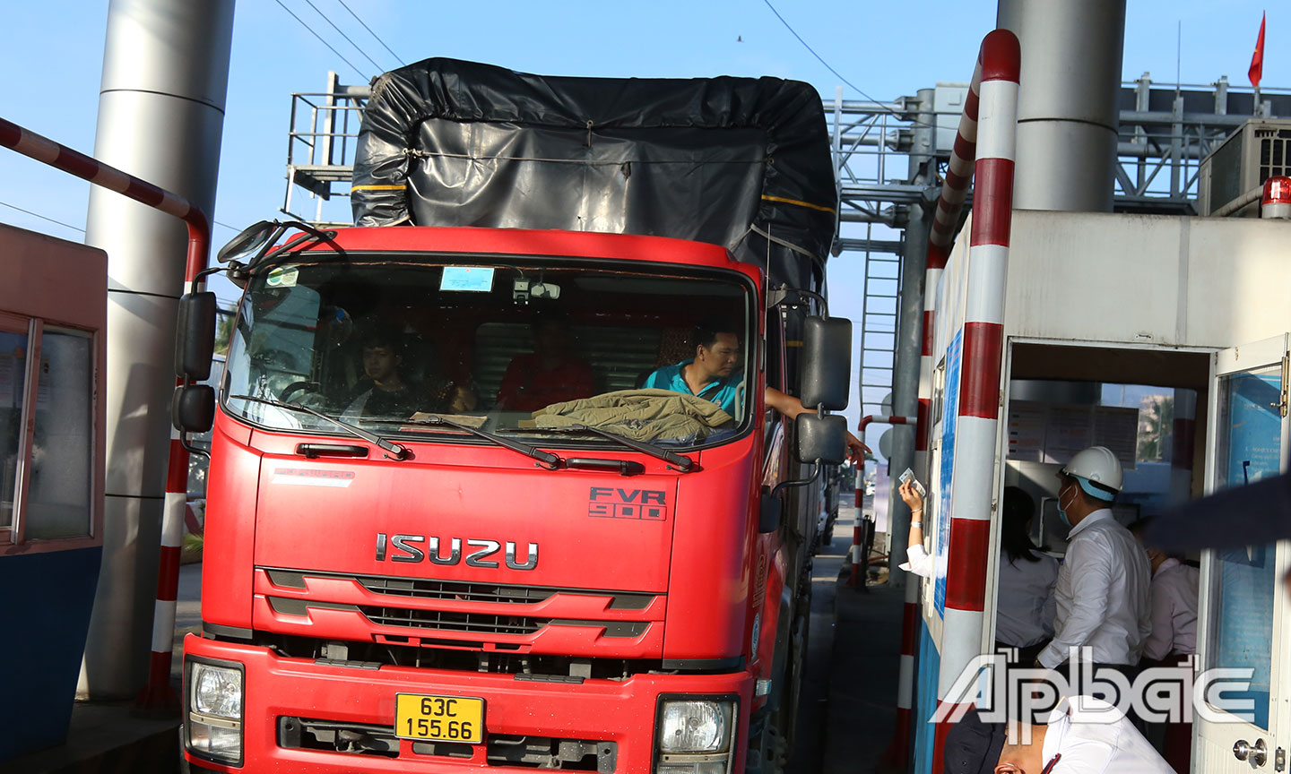 Thời điểm đầu thu phí, các phương tiện qua lại còn chậm.