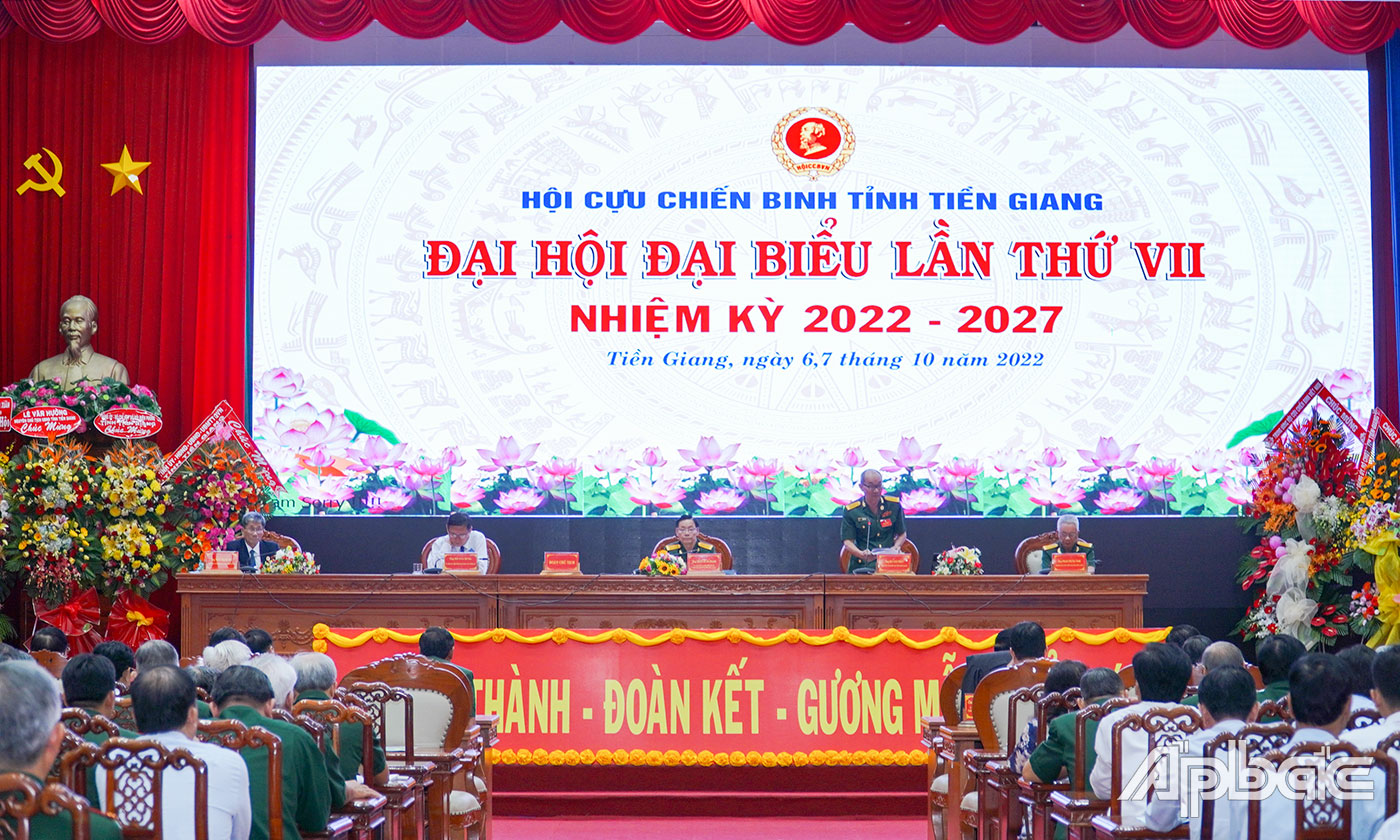 Đoàn Chủ tịch Đại hội.
