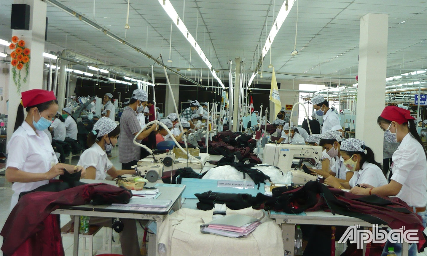 Hiện nay, Tiền Giang có tỷ lệ lao động nữ chiếm khoảng 73% trong tổng số lao động đang làm việc ở khu vực ngoài nhà nước.	               Ảnh: HỮU NGHỊ