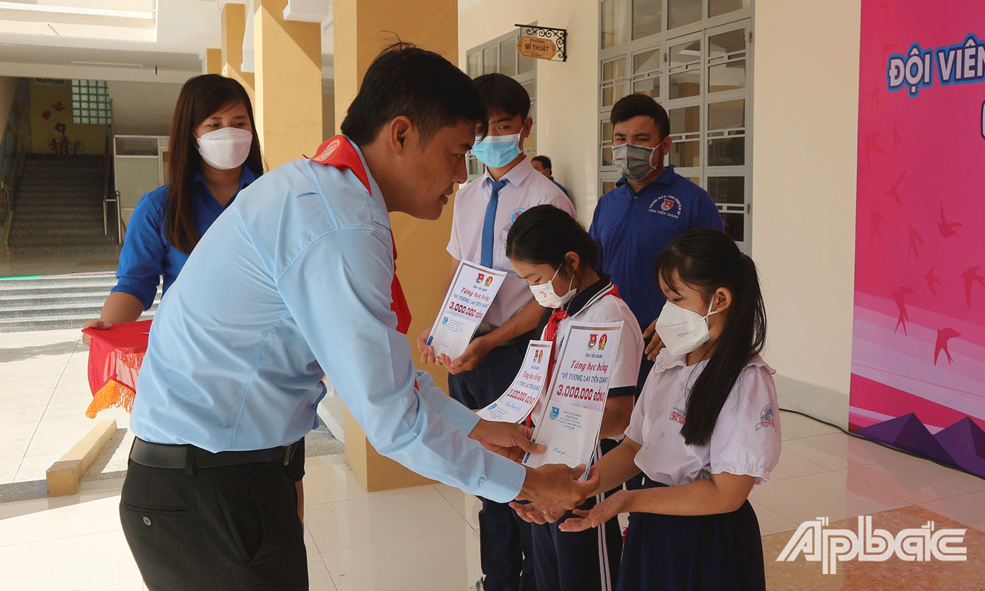 trao học bổng “Vì tương lai Tiền Giang” cho 7 học sinh có hoàn cảnh khó khăn do ảnh hưởng dịch bệnh Covid-19 (3 triệu đồng/suất)