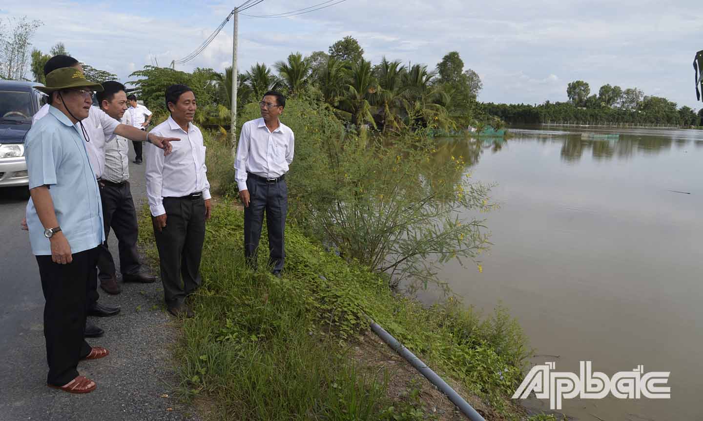 Đồng chí Phạm Văn Trọng kiểm tra công tác phòng, chống lũ, triều cường tại xã Hậu Mỹ Bắc B, huyện Cái Bè.