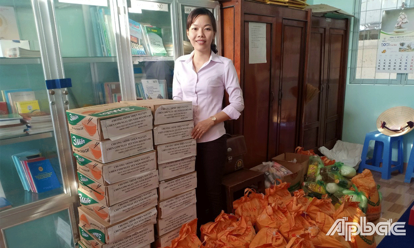Nữ Phó Chủ tịch UBND Thị trấn Chợ Gạo Cao Thị Thanh Thảo luôn gương mẫu trong các phong trào.