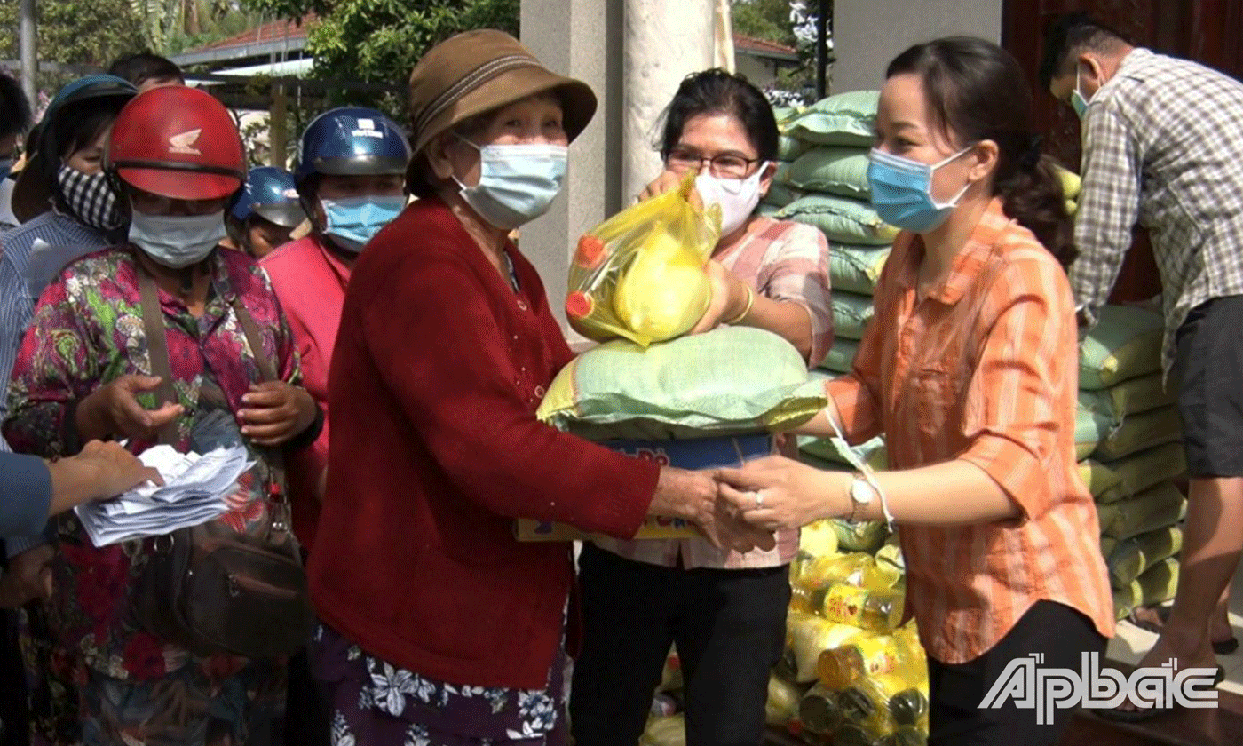 Chị Thanh Thảo (bên phải) trao quà cho phụ nữ khó khăn.