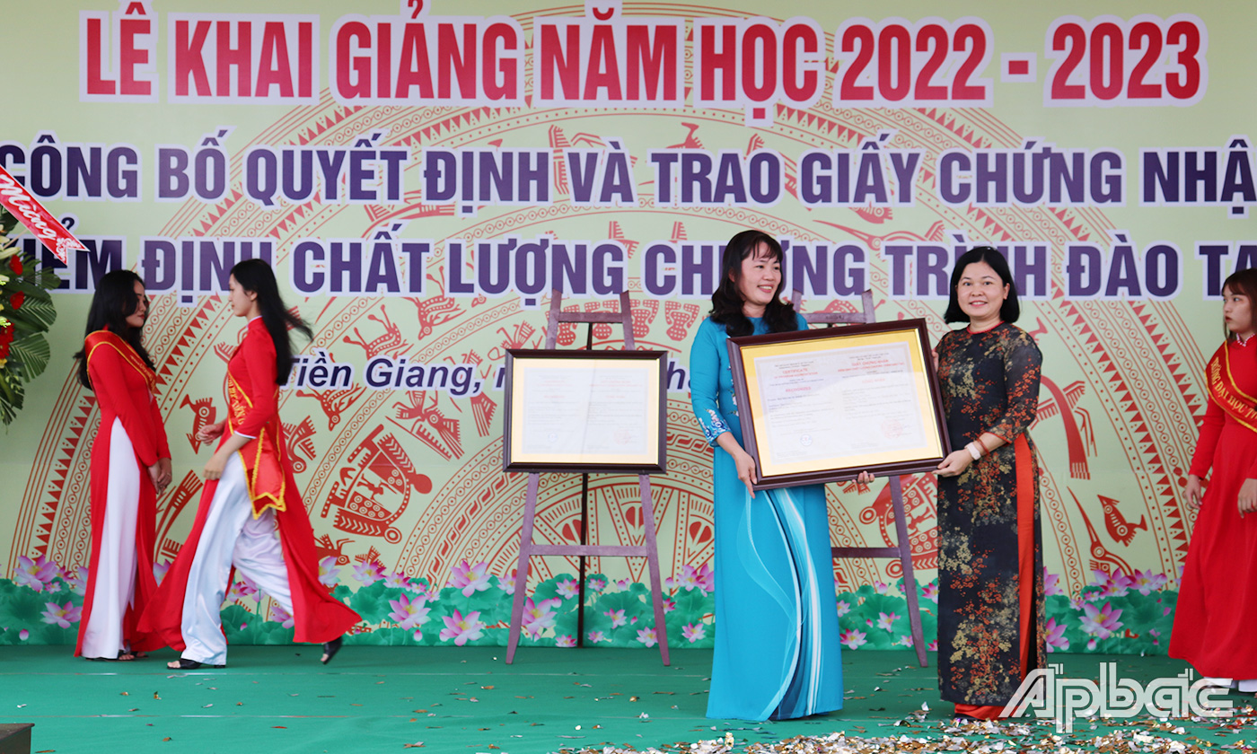 PGS.TS. Lê Ngọc Quỳnh Lam – Giám đốc Trung tâm Kiểm định chất lượng Đại học Quốc gia TP. Hồ Chí Minh trao giấy chứng nhận kiểm định chất lượng chương trình giáo dục đại học Công nghệ thông tin và đại học Công nghệ thực phẩm.
