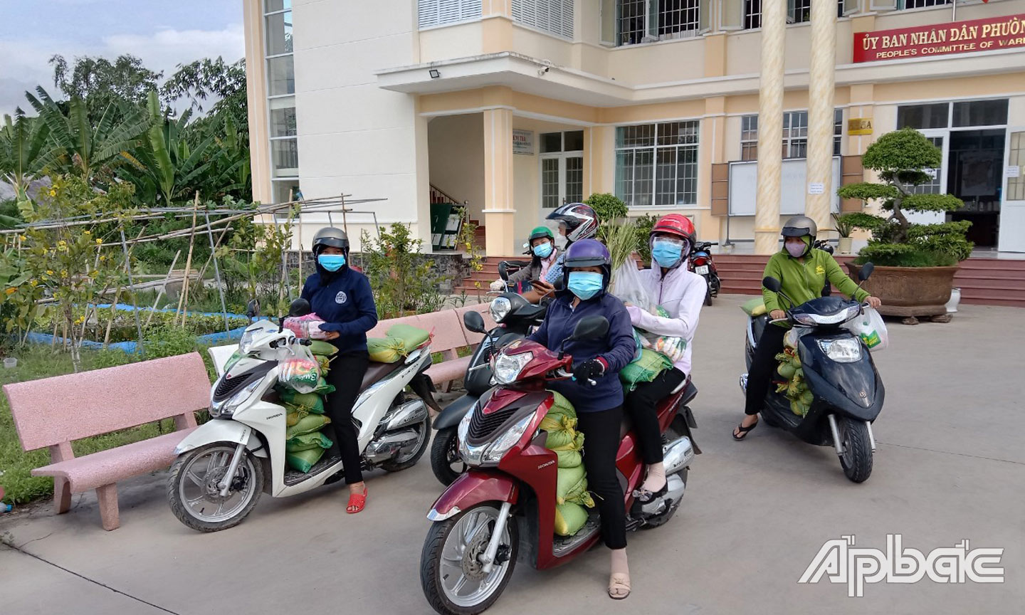Phụ nữ phường 5 chung tay vận động, chuẩn bị quà, trao tặng cho người dân khó khăn