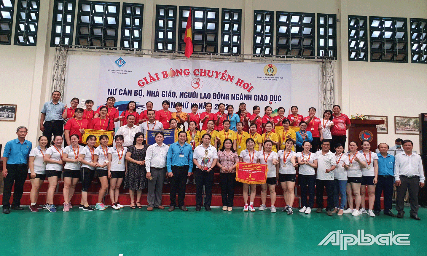 Các đại biểu và vận động viên chụp ảnh lưu niệm. 