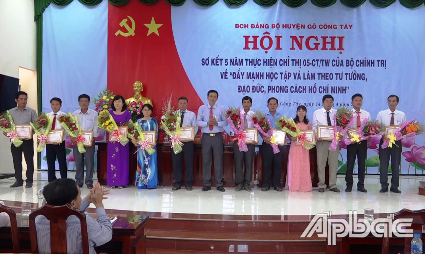 BTV Huyện ủy khen thưởng các tập thể, cá nhân có thành tích tiêu biểu trong thực hiện Chỉ thị 05 của Bộ Chính trị. Ảnh: CTV