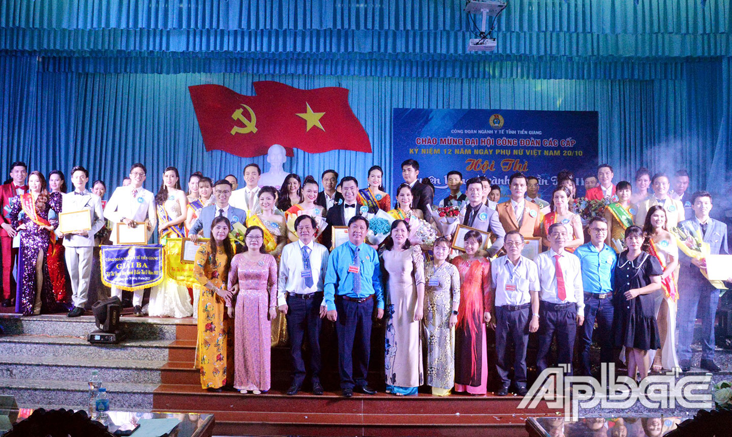 Ảnh lưu niệm Ban tổ chức và các thí sinh.