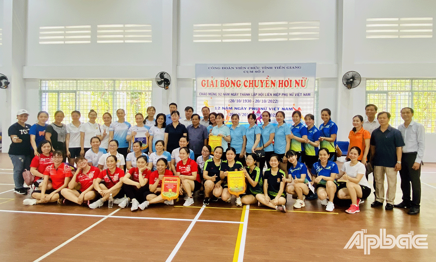 Ban tổ chức cùng các đội tham gia thi đấu chụp ảnh lưu niệm 