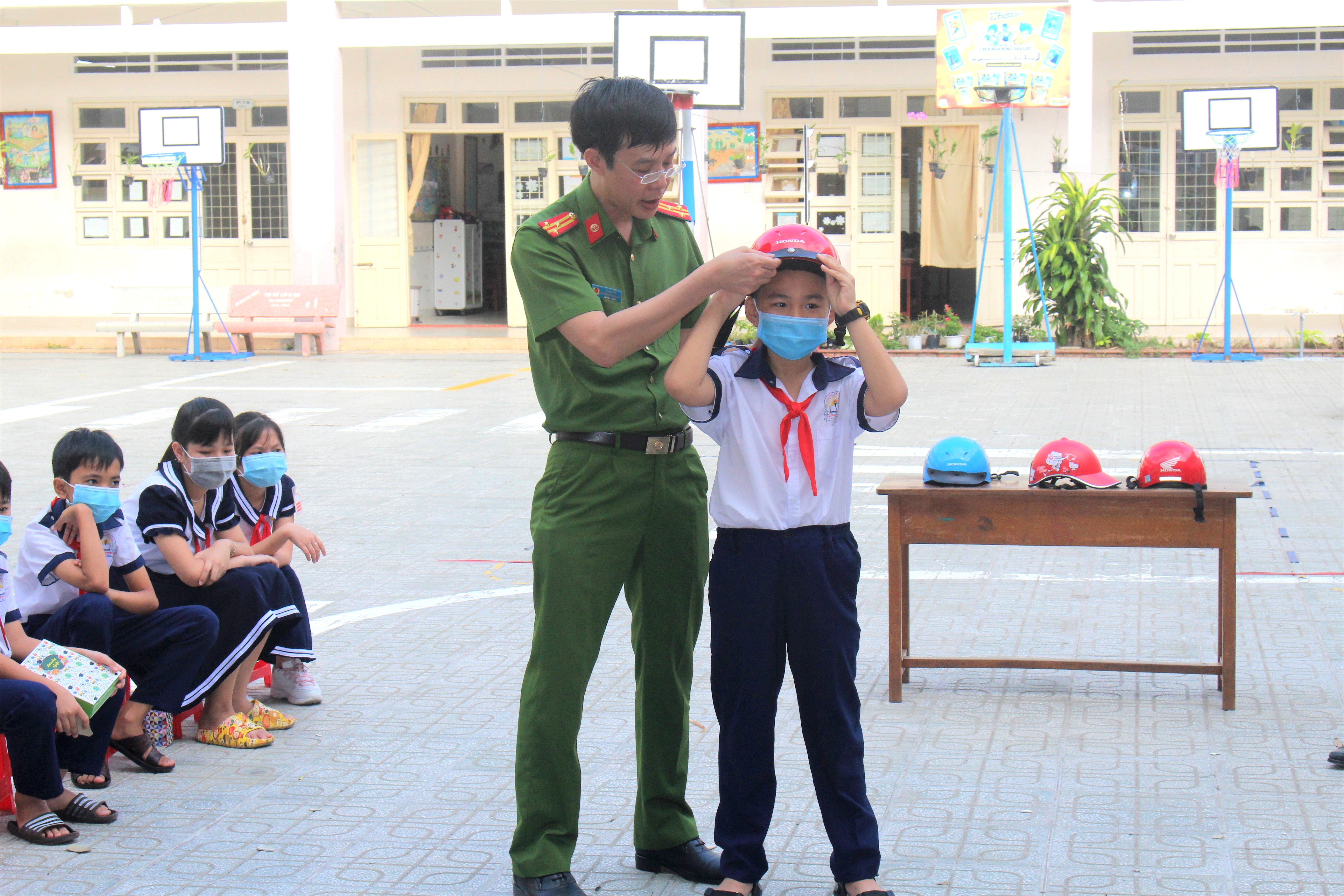 Ngành công an phối hợp ngành giáo dục tuyên truyền kiến thức an toàn giao thông cho học sinh tiểu học.