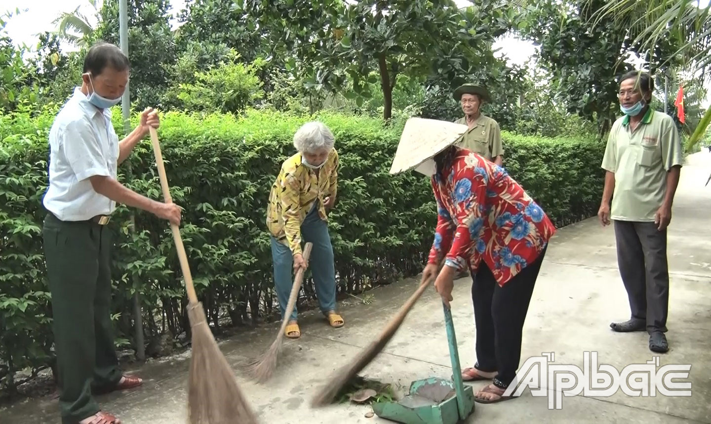 Chi bộ và nhân dân ấp Tân Hiệp vệ sinh đường Phạm Văn Hòa.