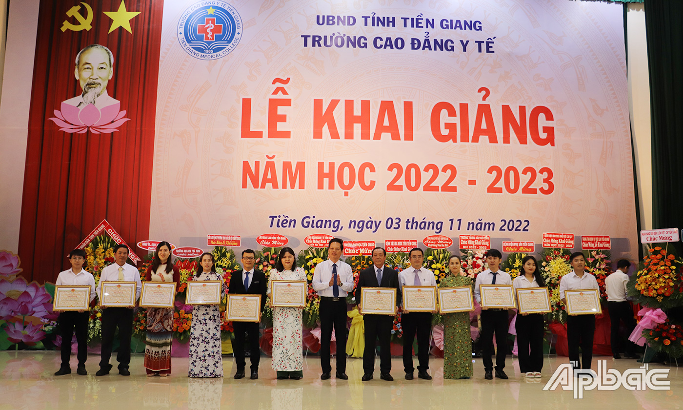 Trao Bằng khen của Chủ tịch UBND tỉnh cho các tập thể, cá nhân hoàn thành xuất sắc nhiệm vụ năm học 2021-2022.
