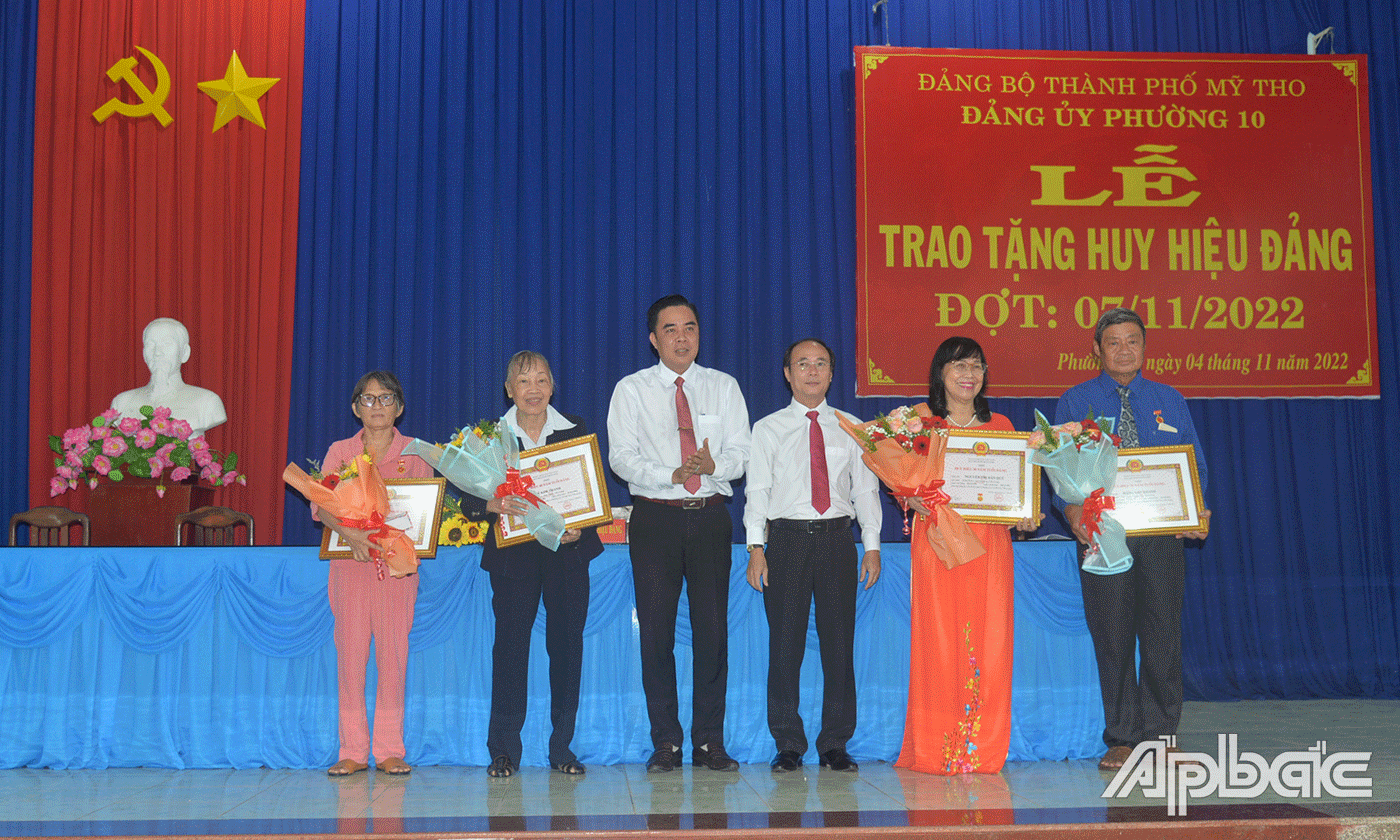 Trao Hiệu 40 năm năm và 3 Huy hiệu 30 năm tuổi đảng cho các đảng viên.