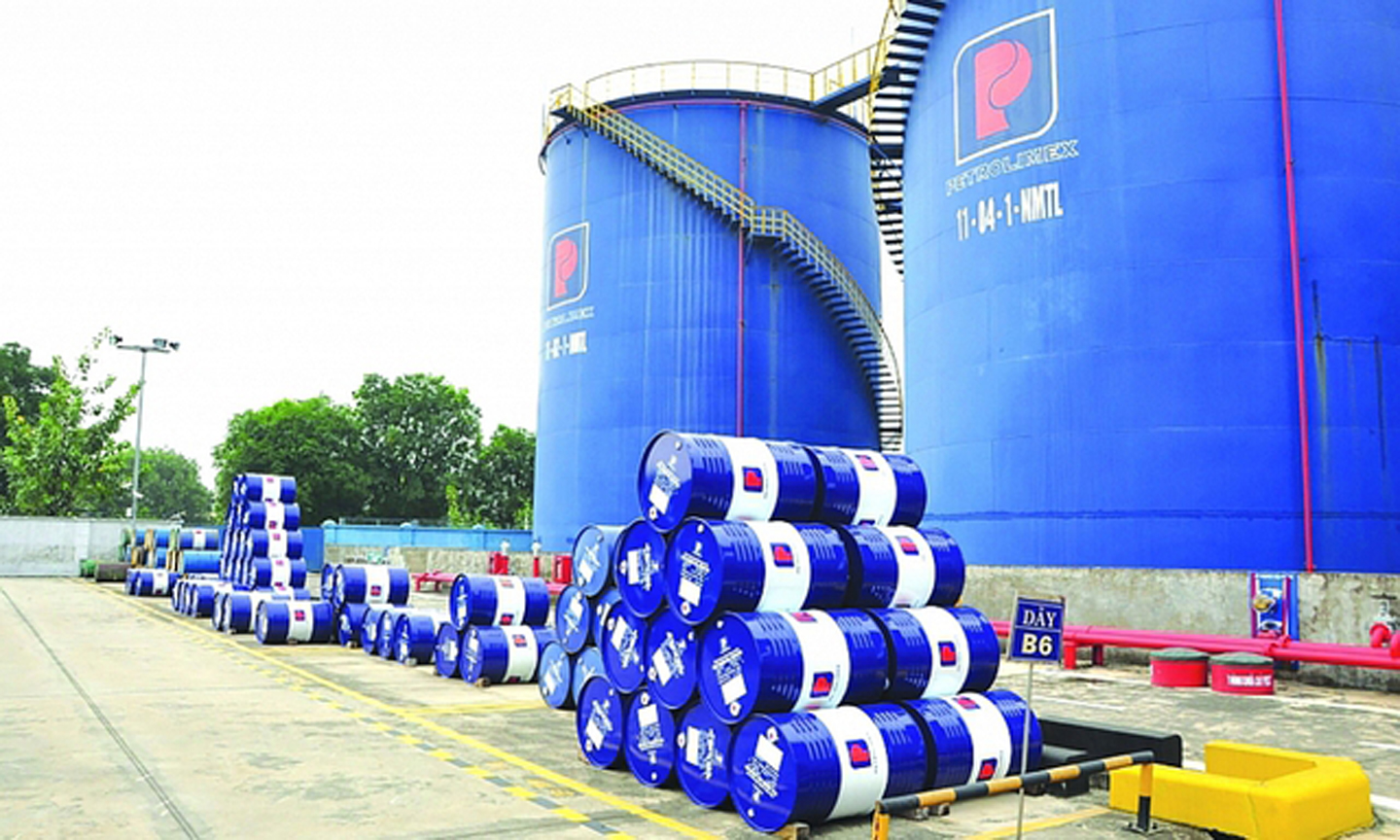 Để đáp ứng kịp thời nhu cầu tăng cao đột biến trên phạm vi cả nước, trong tháng 10, sản lượng bán của Công ty Xăng dầu Khu vực II đã tăng mạnh 38% so với bình quân 9 tháng đầu năm. Ảnh: Internet