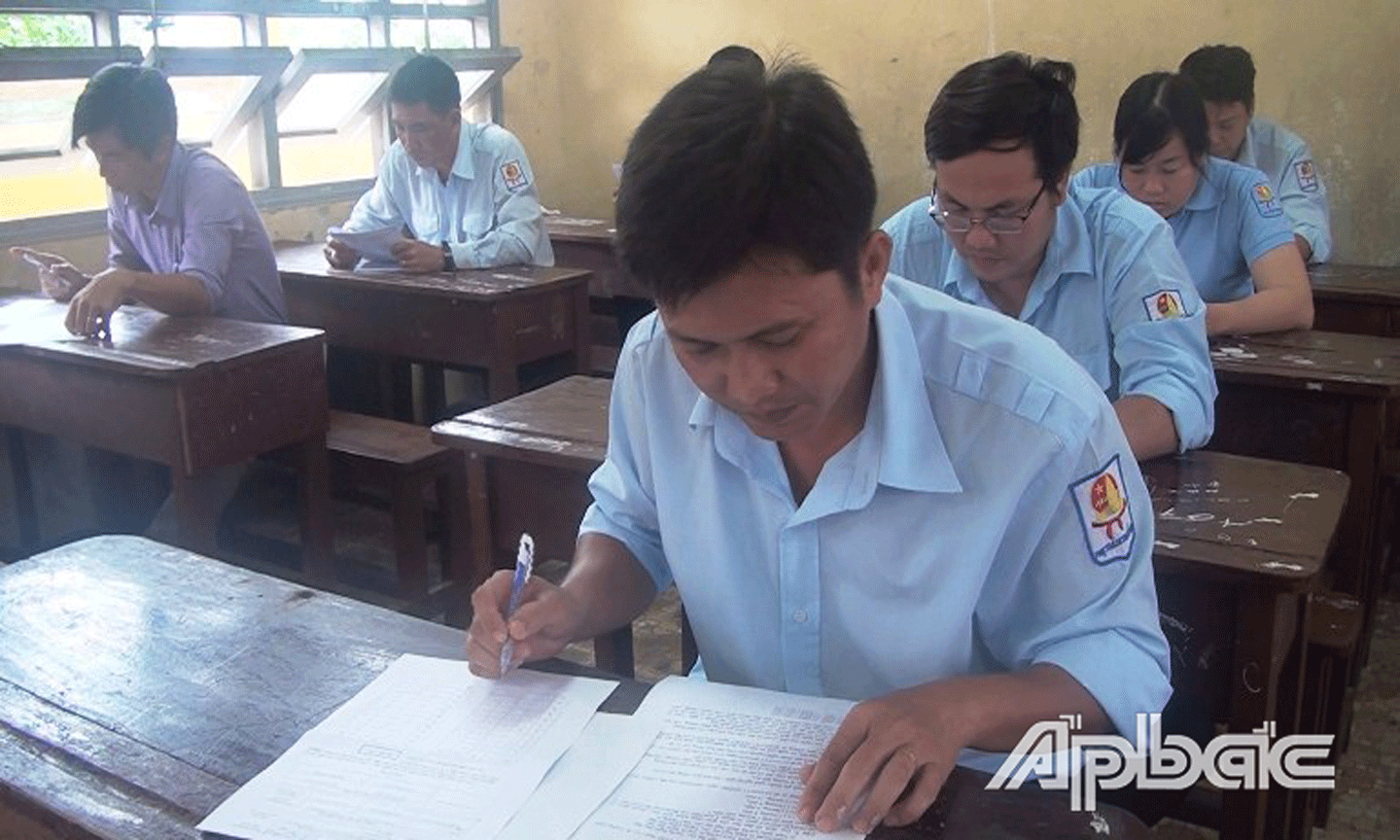 Giáo viên làm bài thi. 
