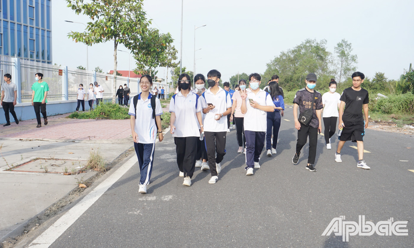 Đoàn viên, thanh niên ở các đơn vị đi bộ xung quanh Quảng trường Hùng Vương để hưởng ứng chương trình.