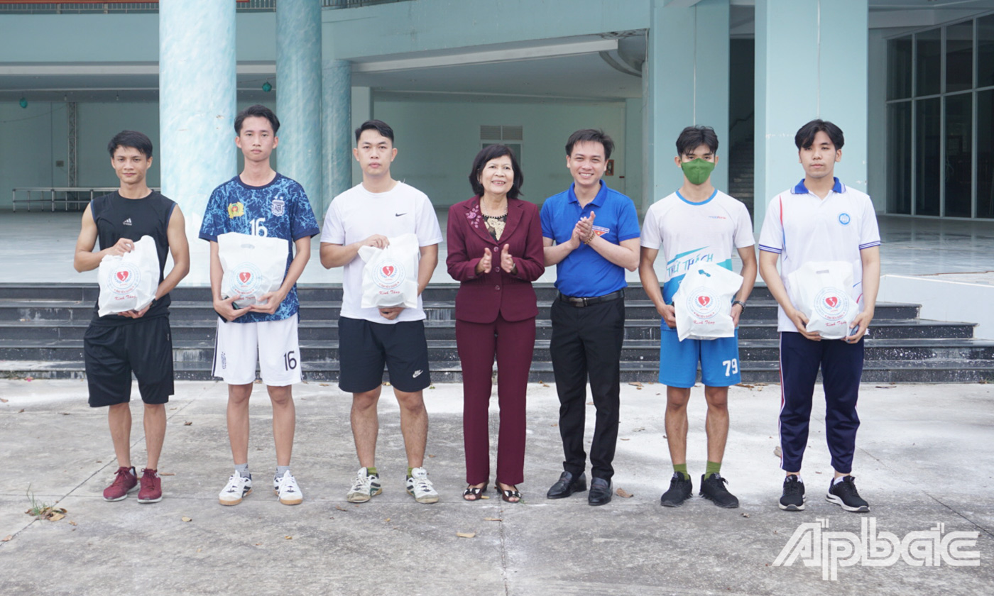 Ban Tổ chức trao quà cho các đoàn viên, thanh niên có phần thi chạy nhiều km nhất tại buổi khởi động chương trình. 