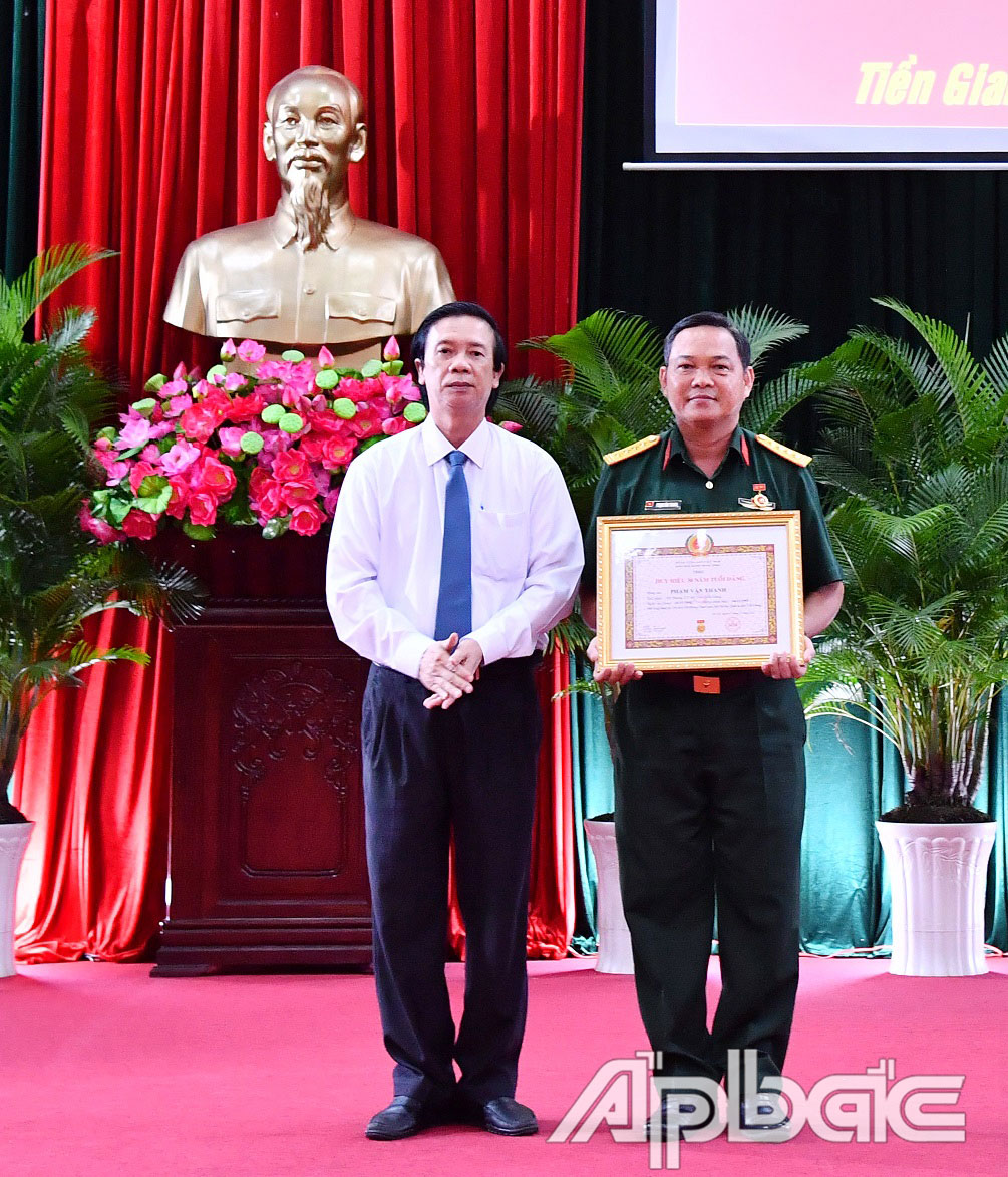Đồng chí Nguyễn Văn Danh trao Huy hiệu 30 năm tuổi Đảng cho Đại tá Phạm Văn Thanh.