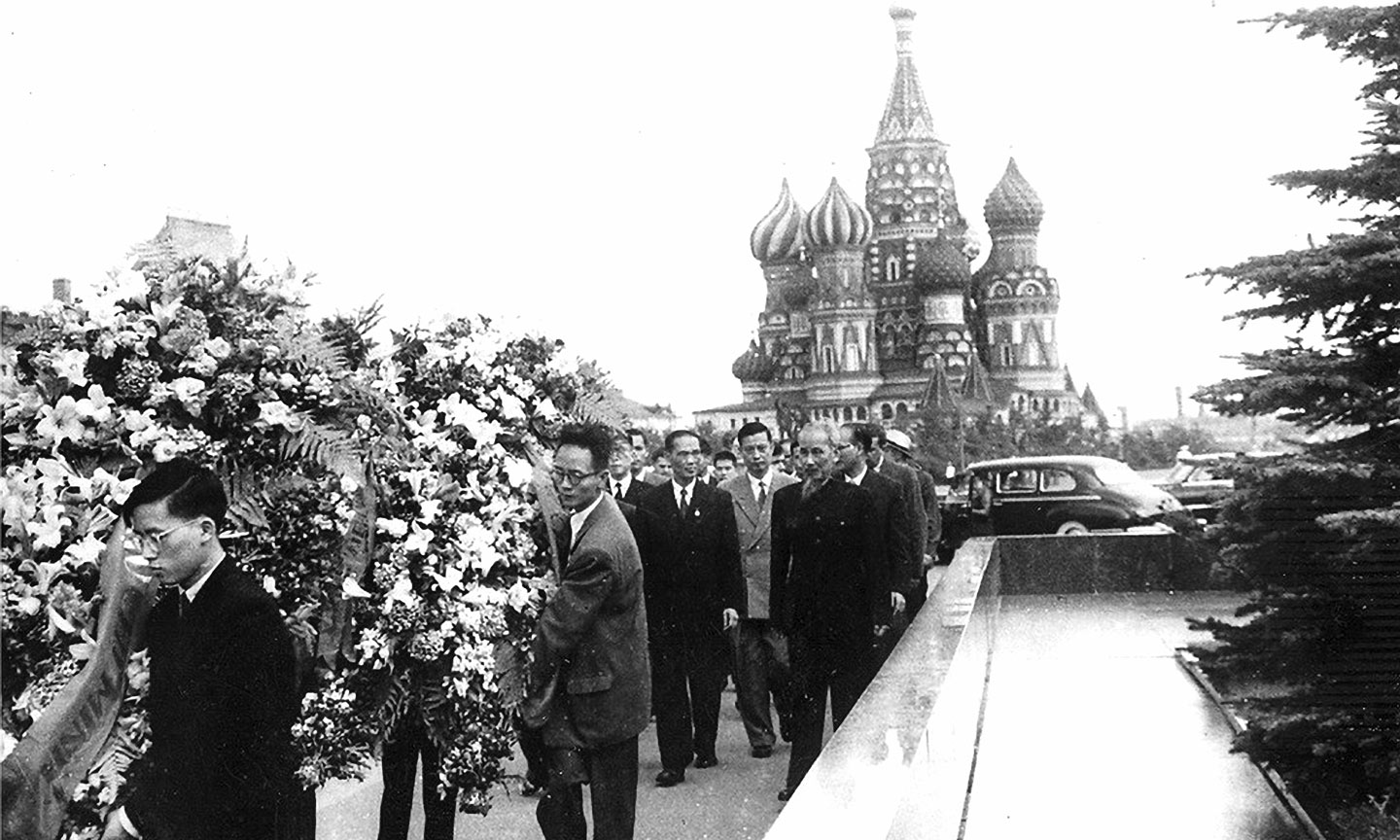 Chủ tịch Hồ Chí Minh viếng Lăng Lênin ngày 16-7-1957. 