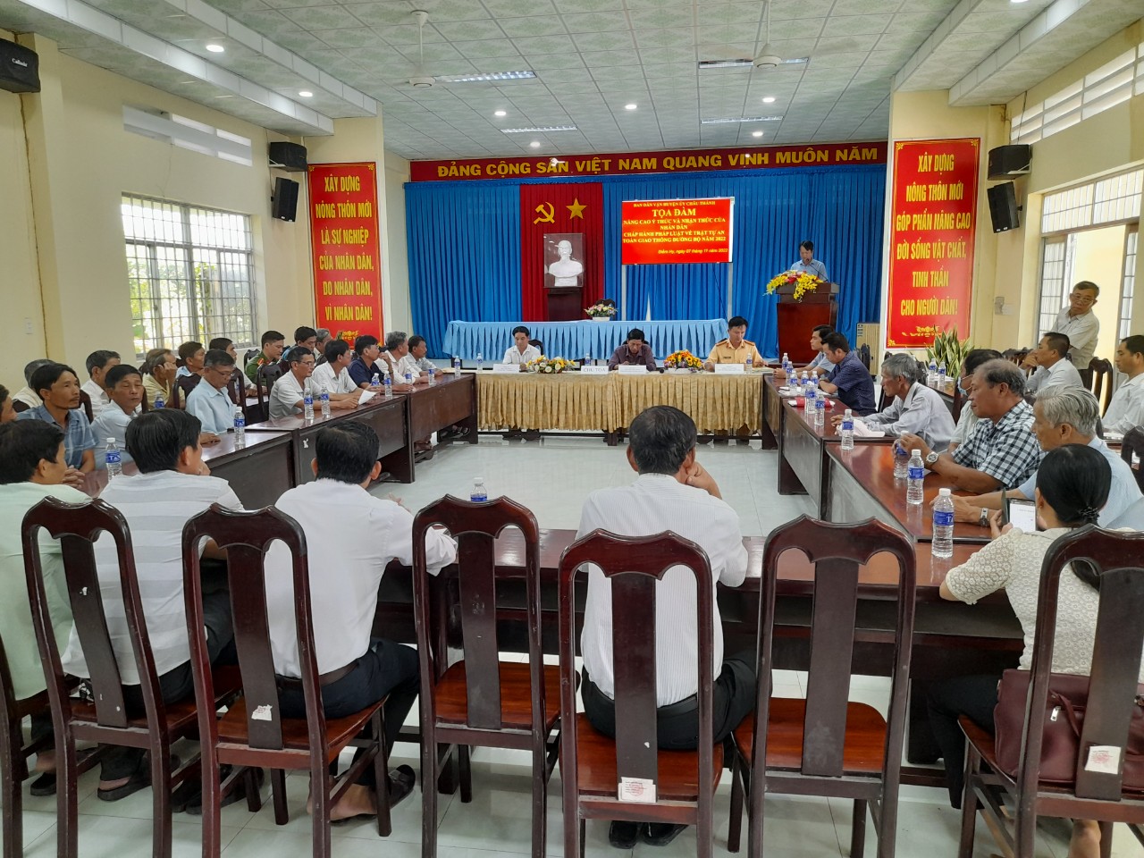 Quang cảnh buổi toạ đàm tại xã Bàn Long.