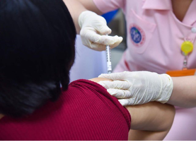 Đại dịch COVID-19 chắc chắn chưa kết thúc, vaccine vẫn là 