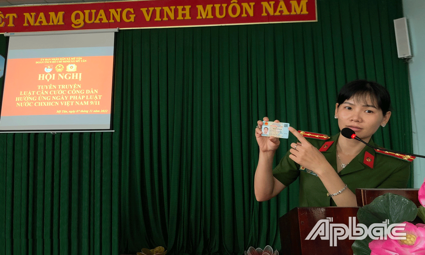 Công an xã Mỹ Tân tuyên truyền  luật căn cước công dân và tiện ích mà căn cước công dân mang lại. 