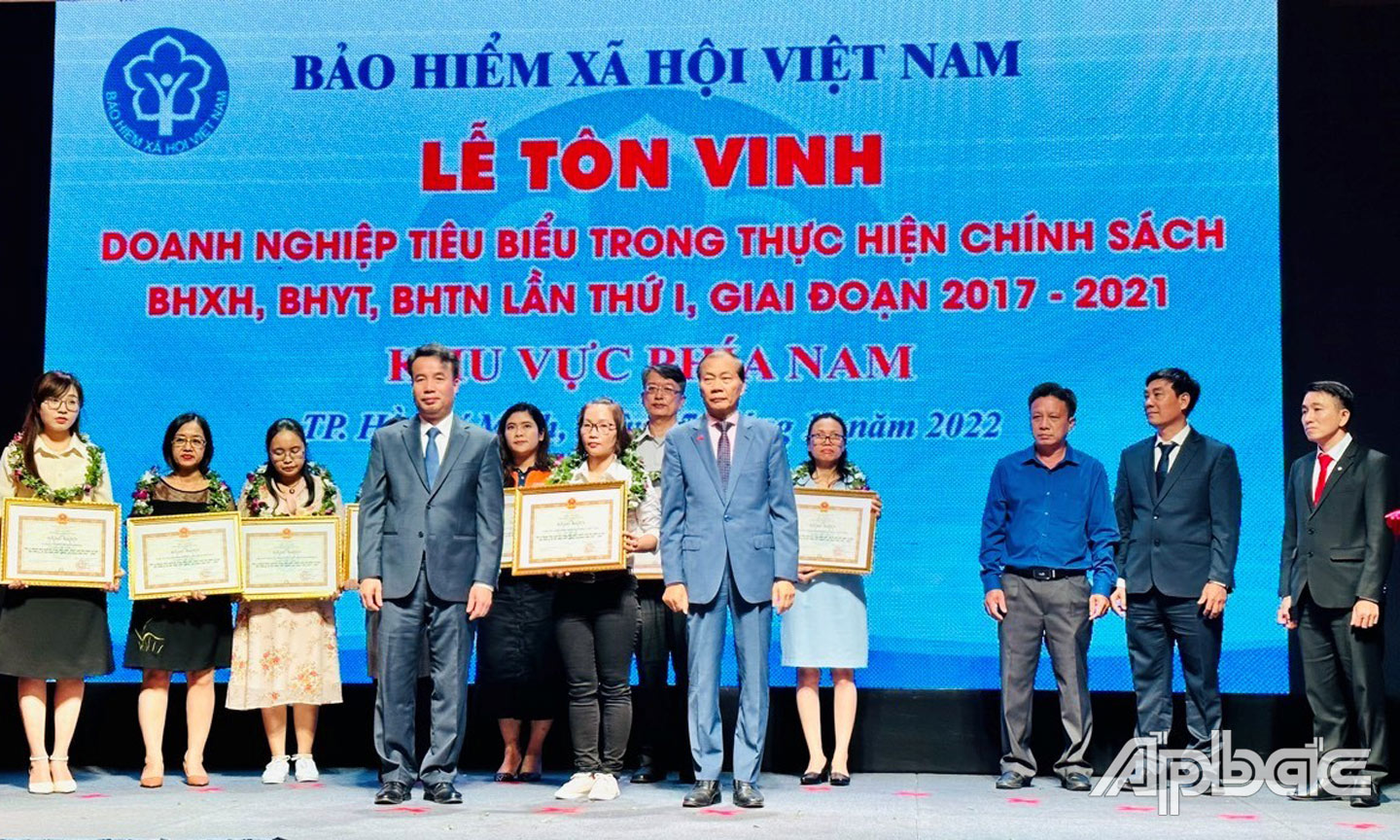 Đại diện Công ty TNHH Freeview Industrial (Việt Nam) nhận bằng khen BHXH Việtt Nam (giai đoạn 2017-2021).
