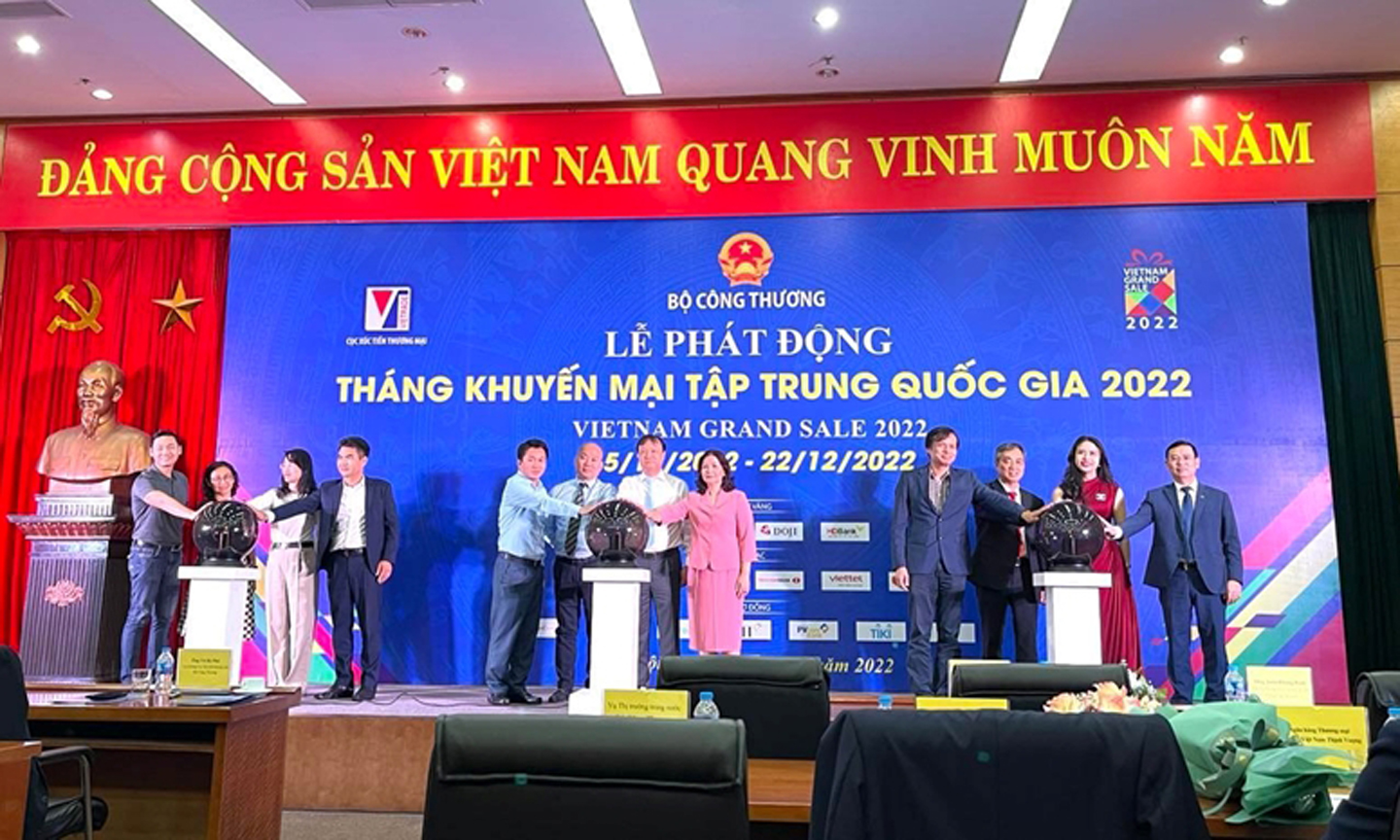 Các đại biểu thực hiện nghi thức phát động.