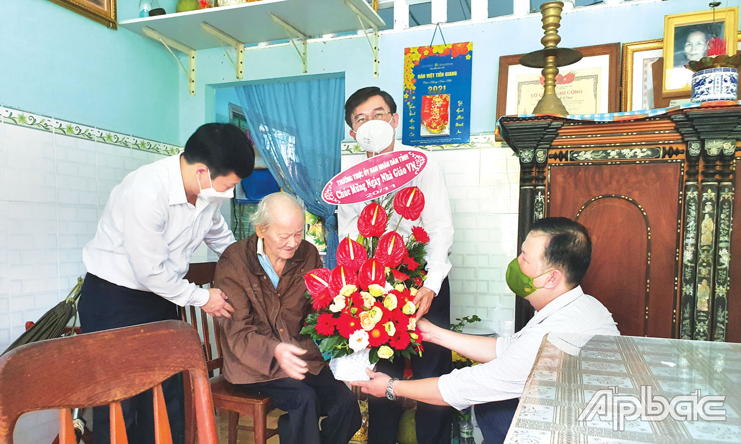 Lãnh đạo tỉnh, lãnh đạo ngành Giáo dục tặng hoa tri ân, chúc mừng Ngày Nhà giáo Việt Nam cho nguyên cán bộ quản lý ngành GD-ĐT tỉnh Tiền Giang. 