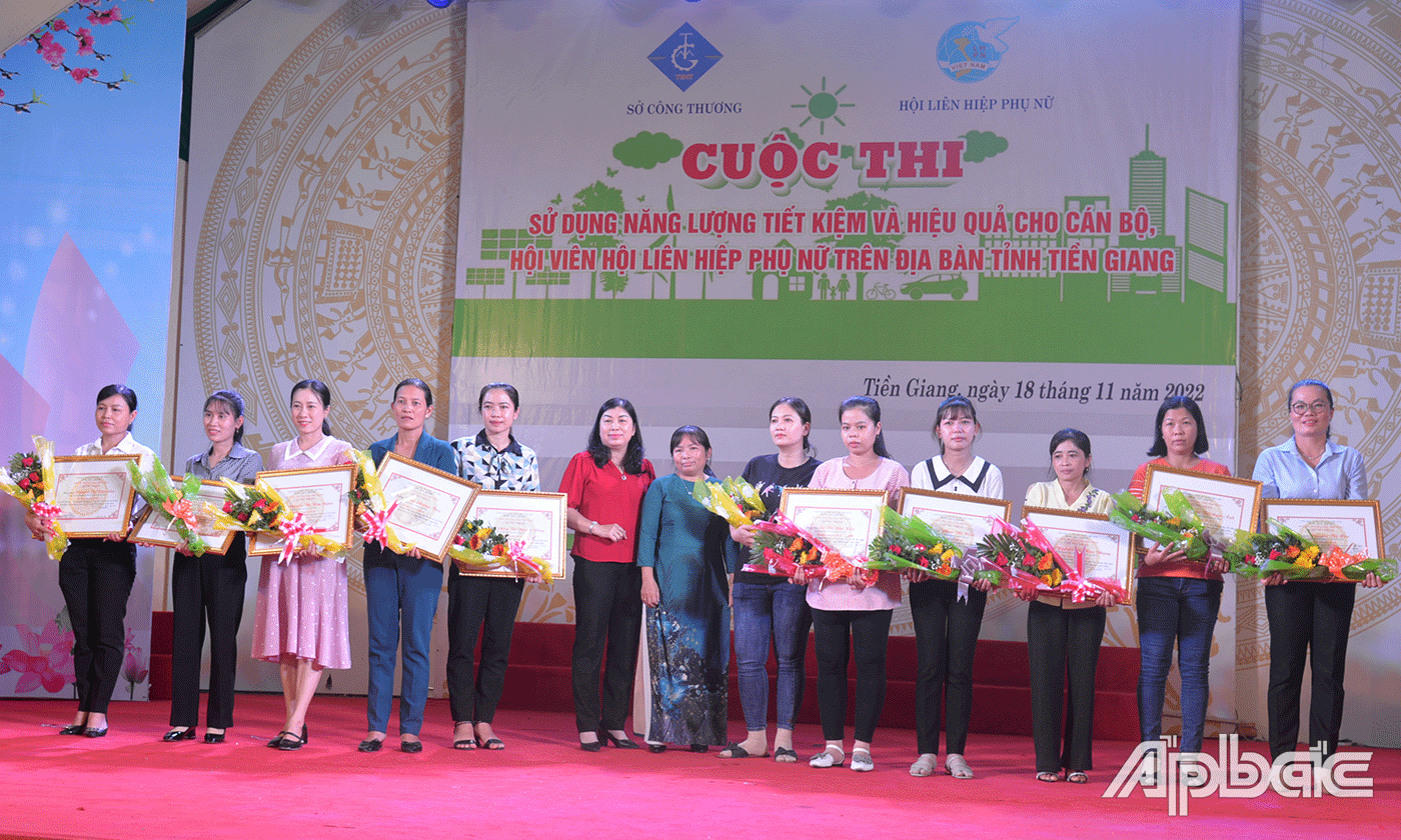 Trao giải Nhì, Ba, Khuyến khích cho các gia đình.