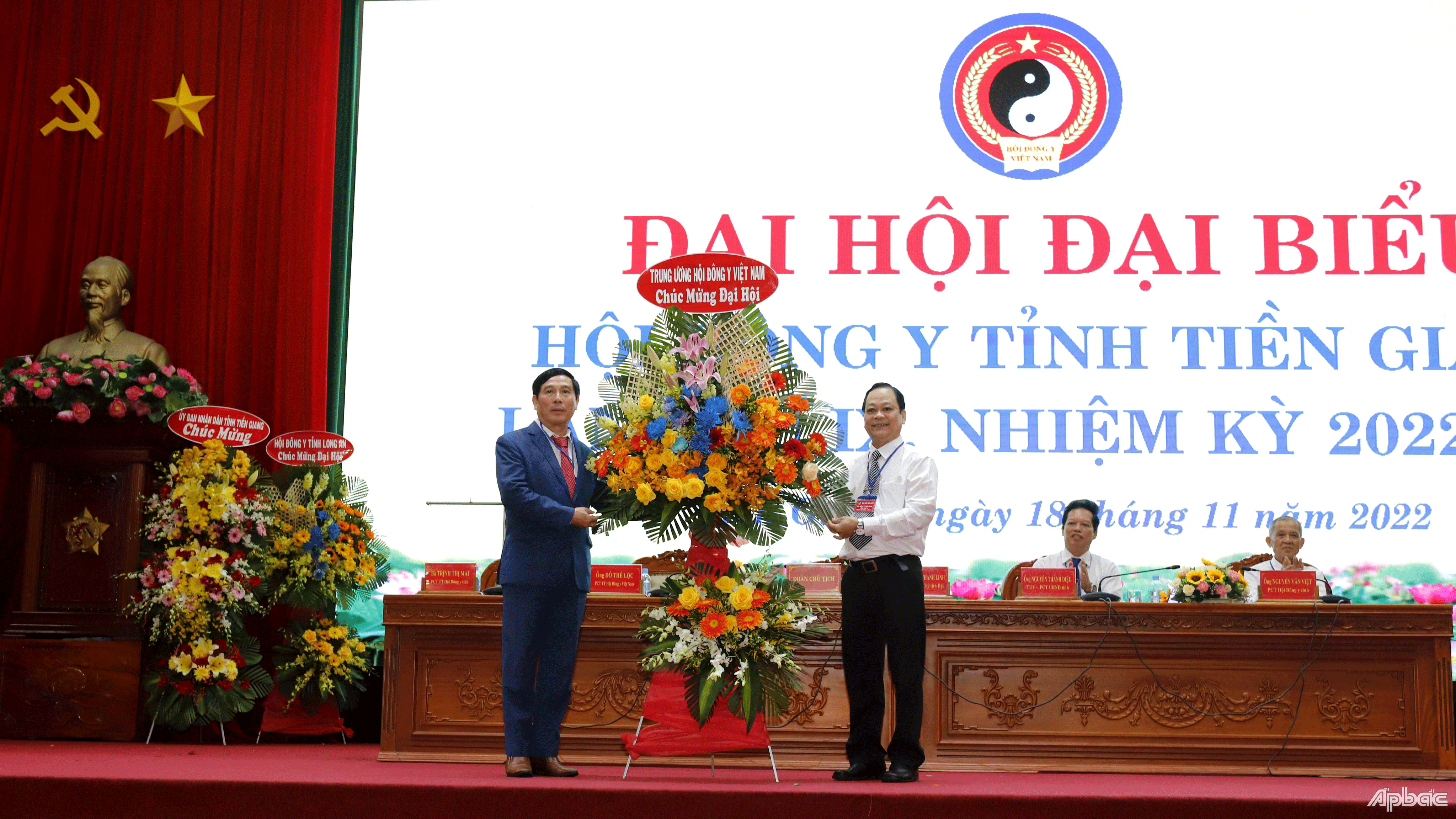 Phó Chủ tịch Thường trực Trung ương Hội Đông Y Việt Nam tặng hoa chúc mừng Đại hội