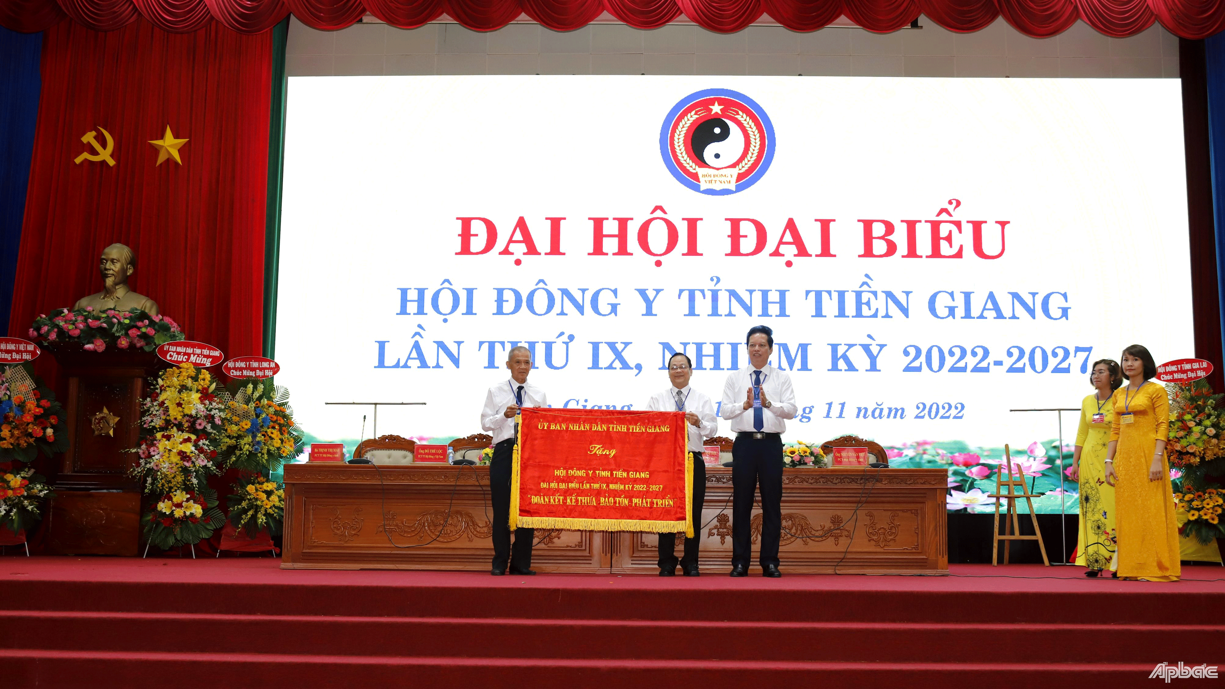 Đồng chí Nguyễn Thành Diệu trao bức trướng của BUND tỉnh tặng đại hội