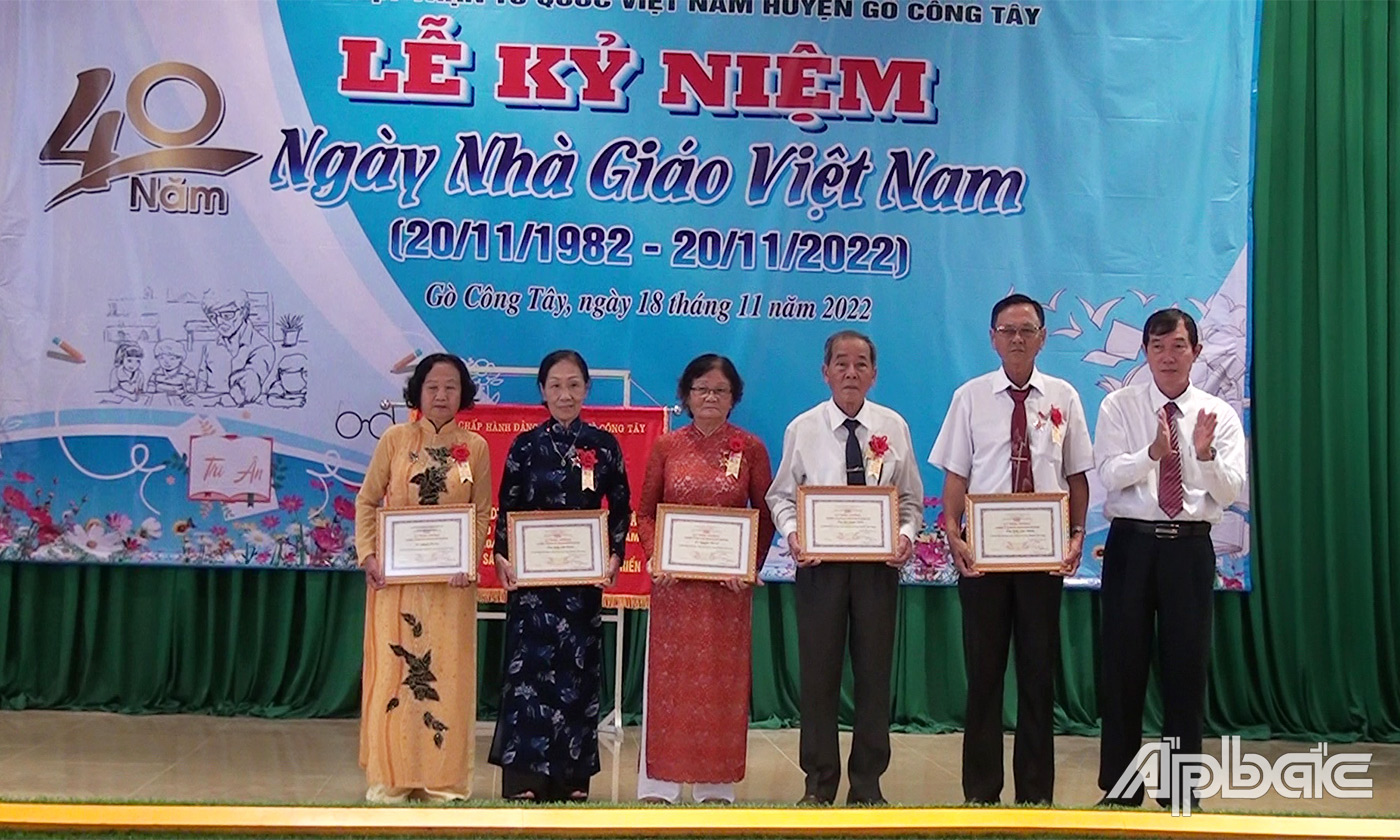 trao tặng Kỷ niệm chương Vì sự nghiệp xây dựng và phát triển Hội Cựu Giáo chức Việt Nam