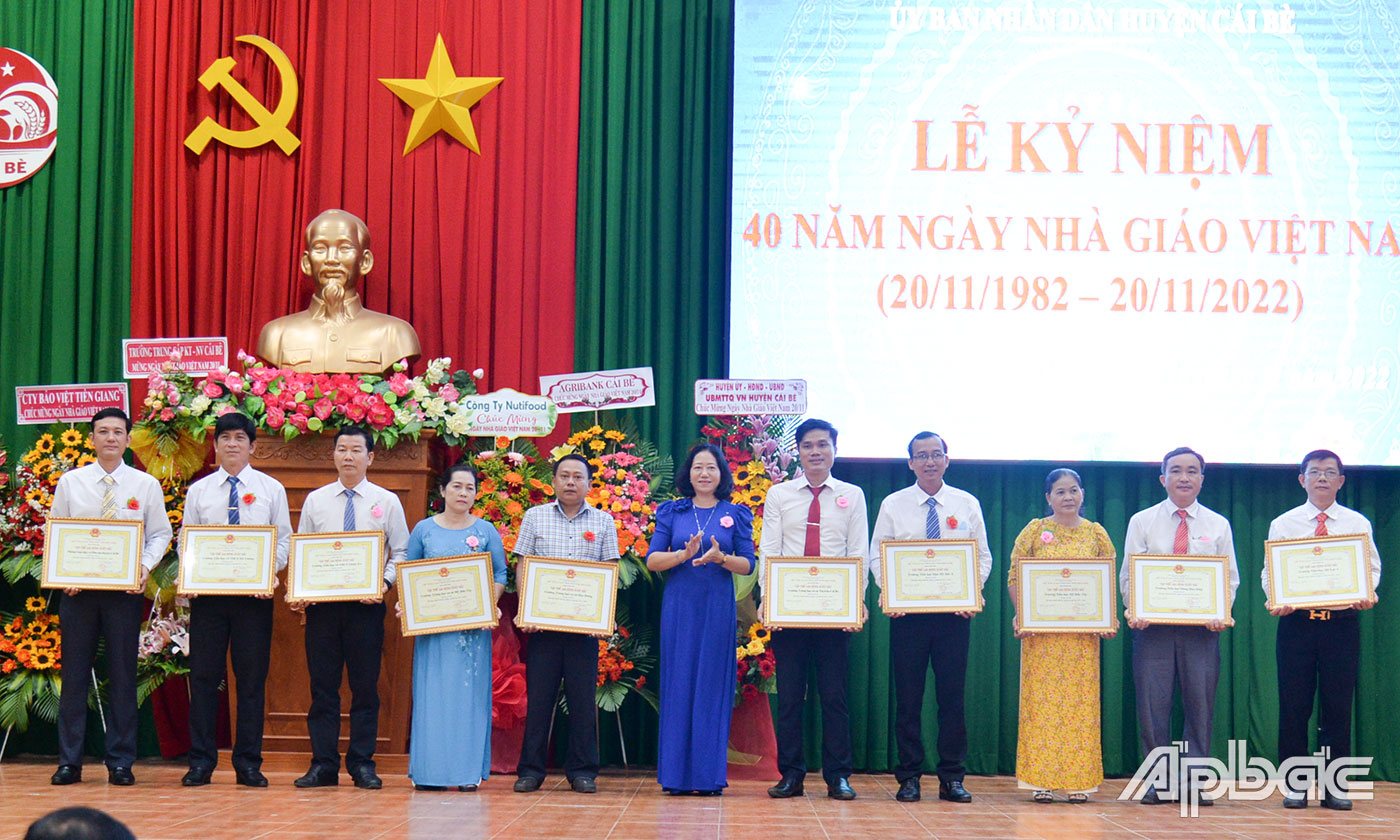 Các tập thể đạt thành tích trong năm học 2021 – 2022 nhận Cờ và Bằng khen của UBND tỉnh Tiền Giang.