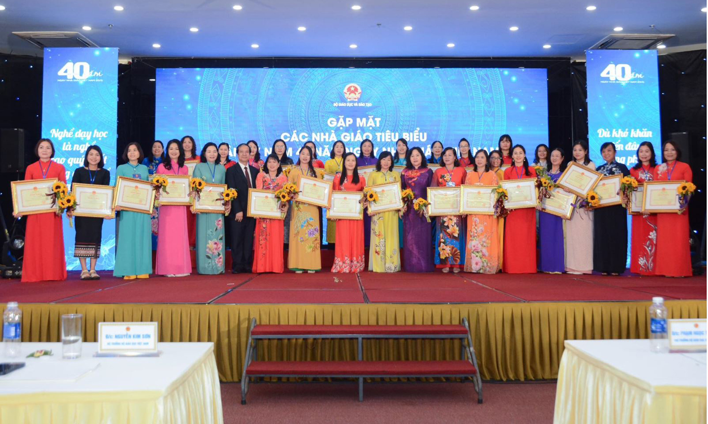 Bộ trưởng Bộ GD&ĐT trao Bằng khen cho các nhà giáo tiêu biểu. Ảnh: TQ